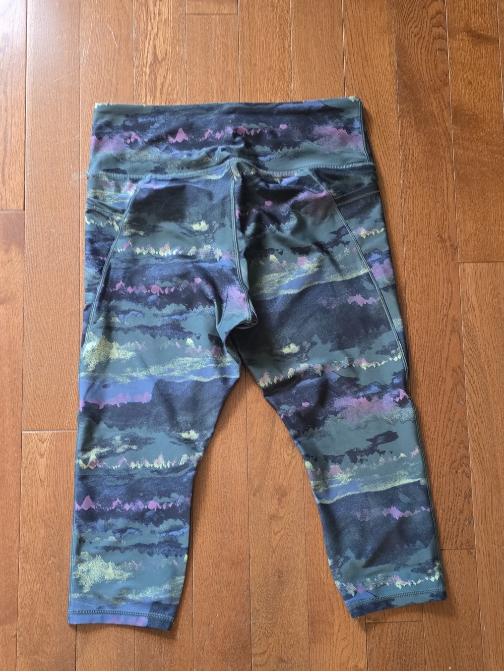 Performance Capri Leggings - Picture 2 of 2
